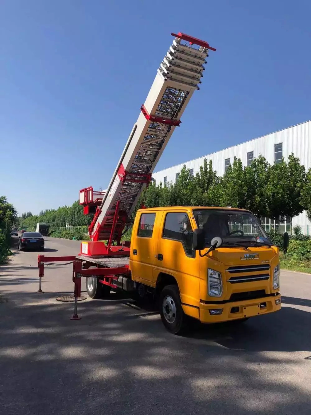 咸丰附近的云梯车出租服务：轻松解决高空作业需求